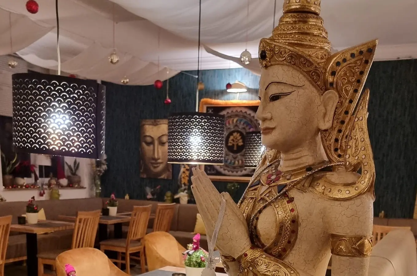 Thai-Statue im Thong Thai Restaurant