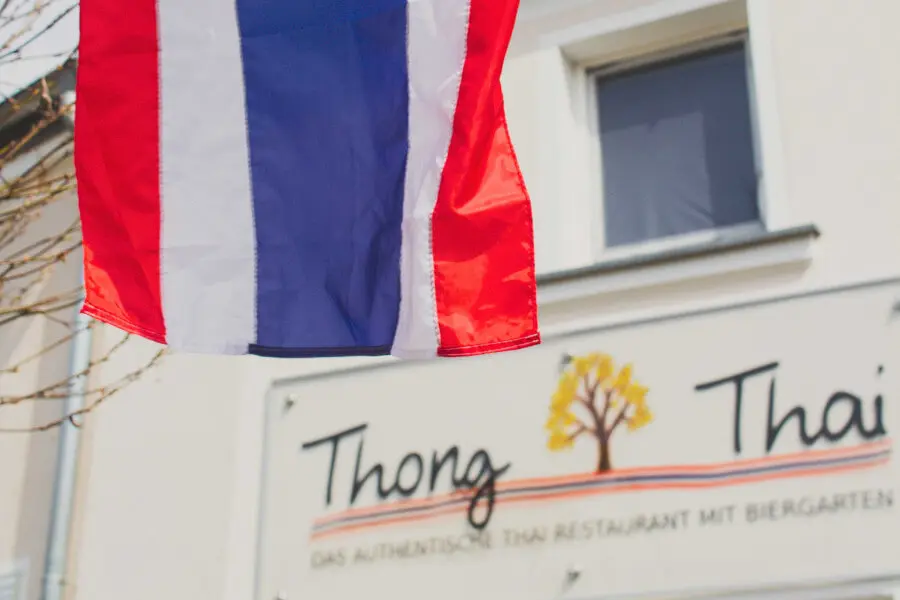 Thong Thai Außenansicht mit Thai-Flagge