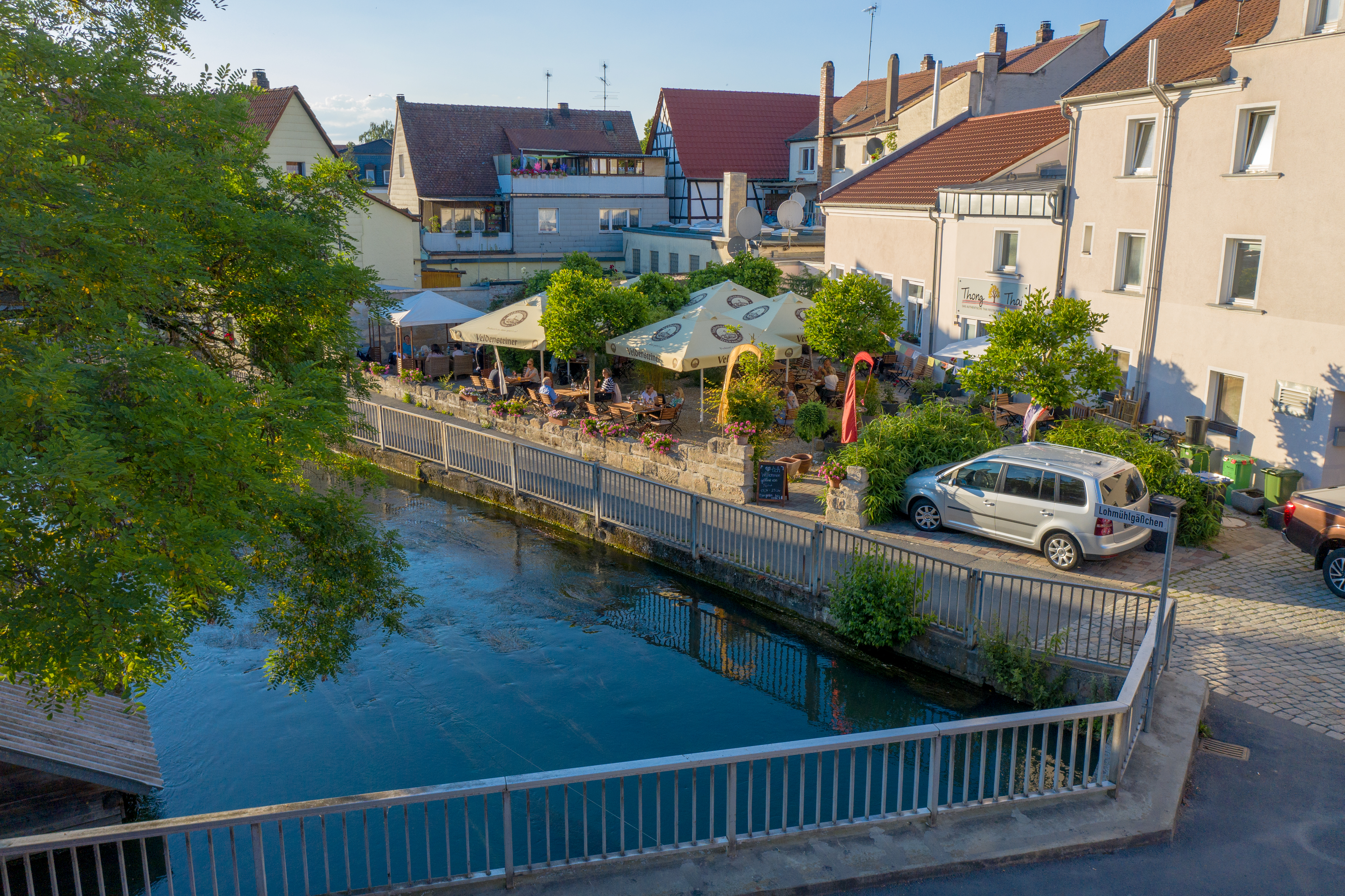 Sommerliche Flussansicht beim Thong Thai