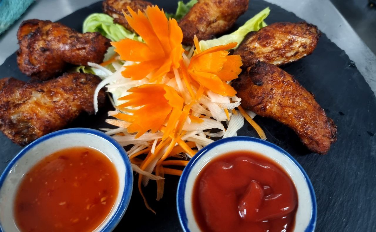 Knusprige Thai-Spezialität mit Dip