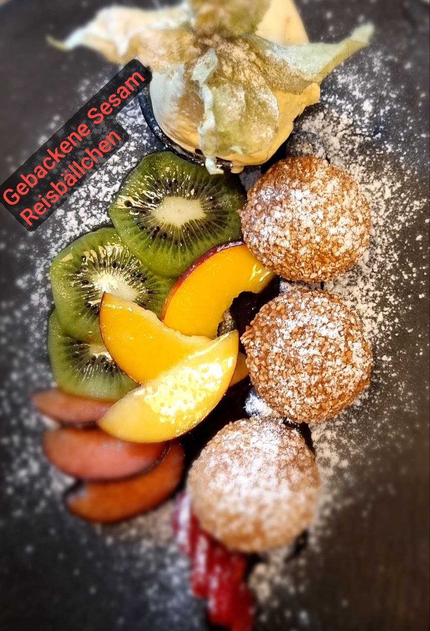 Dessert mit Früchten und Sesam-Reisbällchen